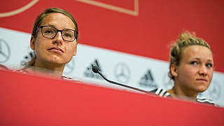 Stellen sich den Fragen der Journalisten: Babett Peter und Josephine Henning (v.l.) © 2017 Getty Images