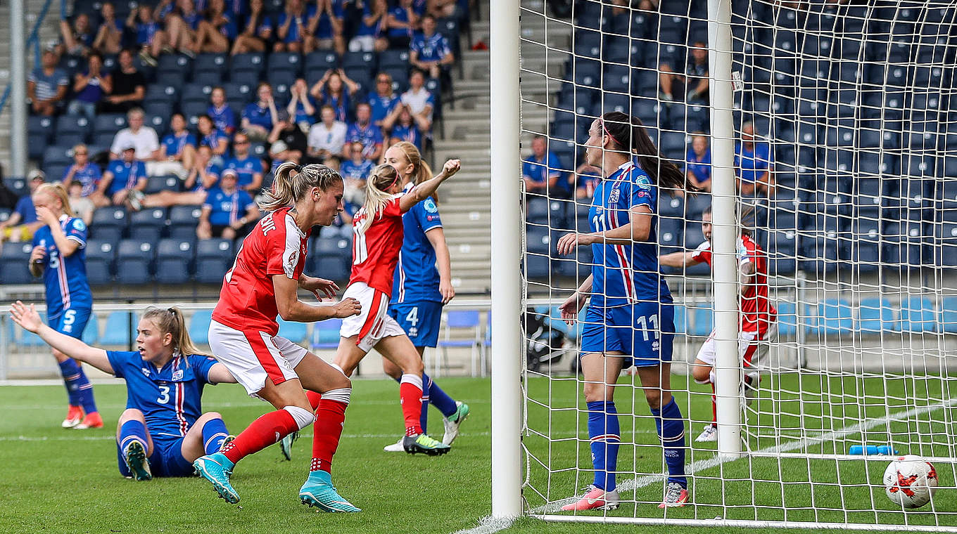 Der Ausgleich: Lara Dickenmann drückt den Ball über die Linie © 2017 Getty Images