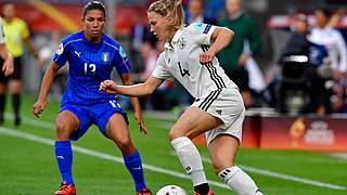 Überzeugt im zweiten Gruppenspiel gegen Italien: Abwehrspielerin Leonie Maier (r.) © 2017 Getty Images