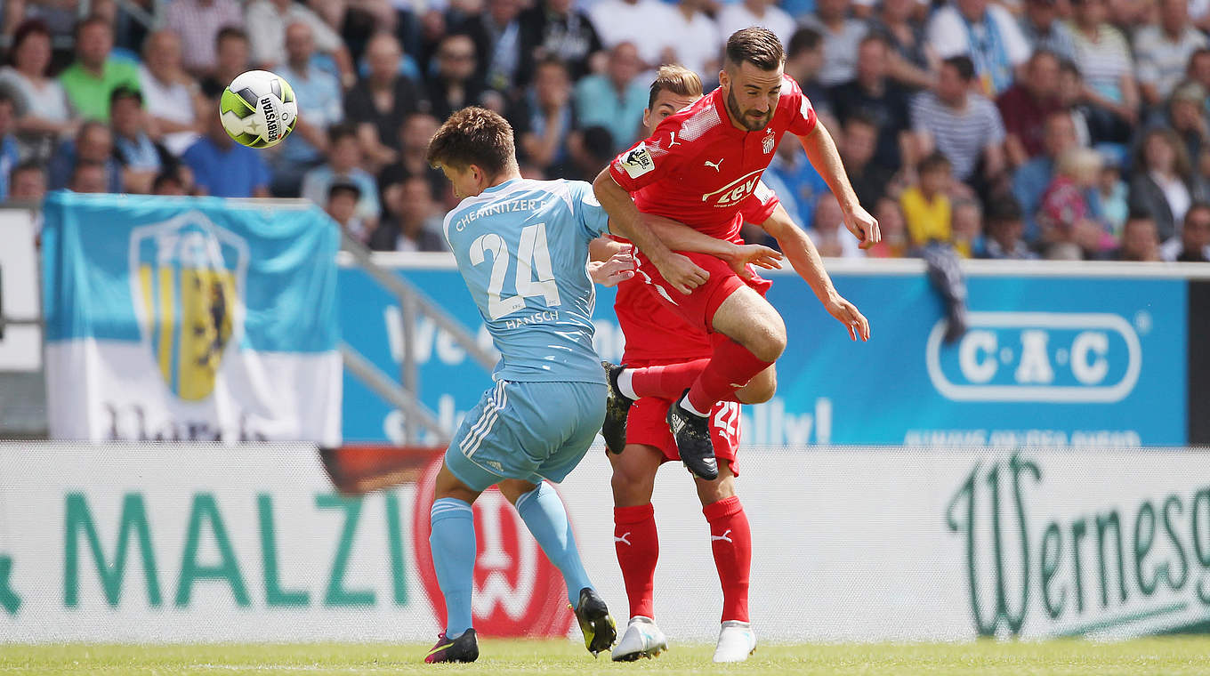 67. Sachsenderby: Florian Hansch (l.) im Zweikampf mit Zwickaus Morris Schröter © Getty Images