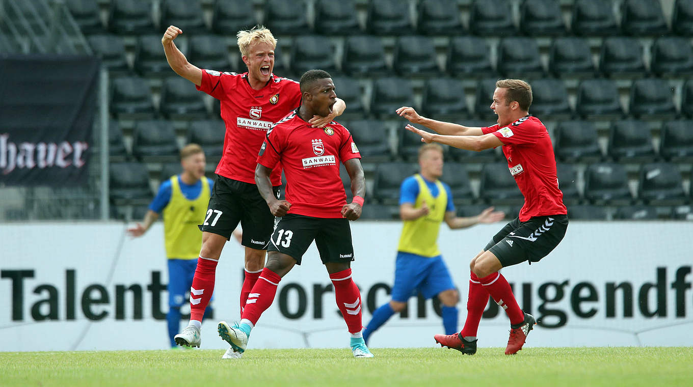 Jubel bei Großaspach: Joseph-Claude Gyau (M.) erhöht auf 2:0 © imago/Sportfoto Rudel