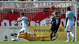 Bremer Torschütze beim Duell 2015: Fin Bartels (l.) schiebt zum Endstand ein © 2015 Getty Images