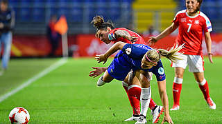 Schwerer Stand: Frankreich spielt gegen die Schweiz knapp 70 Minuten zu zehnt © AFP/Getty Images