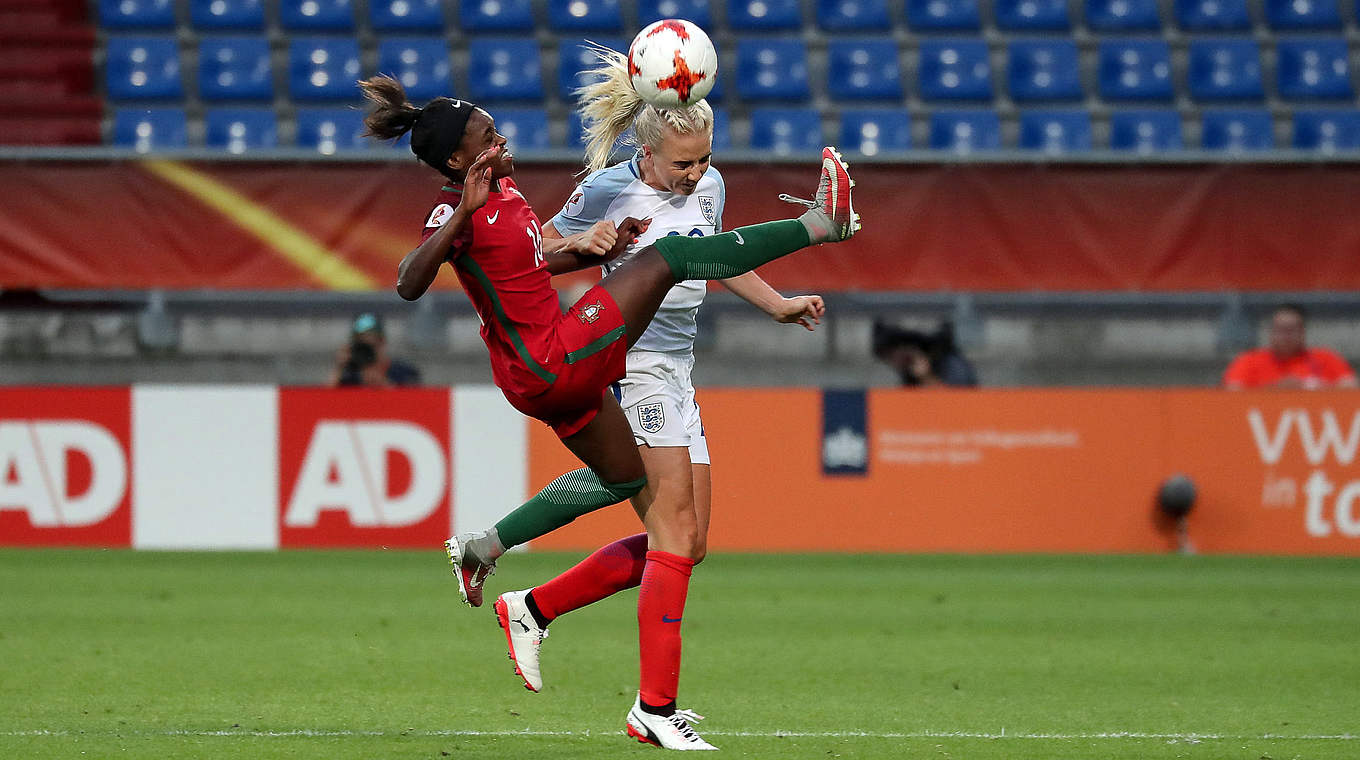 Mit Köpfchen: Englands Alex Greenwood vor Portugals Diana Silva am Ball © Jan Kuppert