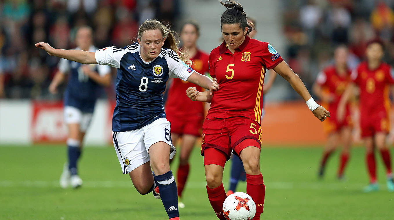 EM trotz des Sieges beendet: Schottlands Erin Cuthbert (l.) gegen Andrea Pereira aus Spanien © 2017 Getty Images