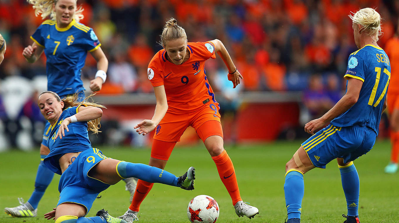 Zum 2:0 für die Niederländerinnen erfolgreich: Angreiferin Vivianne Miedema (M.) © 2017 Getty Images