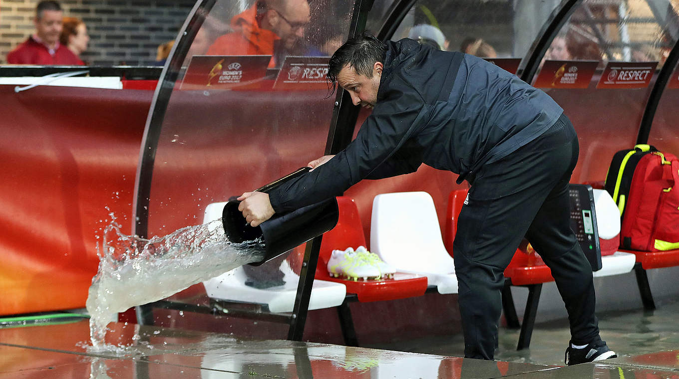 Land unter auf der Trainerbank: Mit Eimern muss Wasser geschöpft werden © 2017 Getty Images