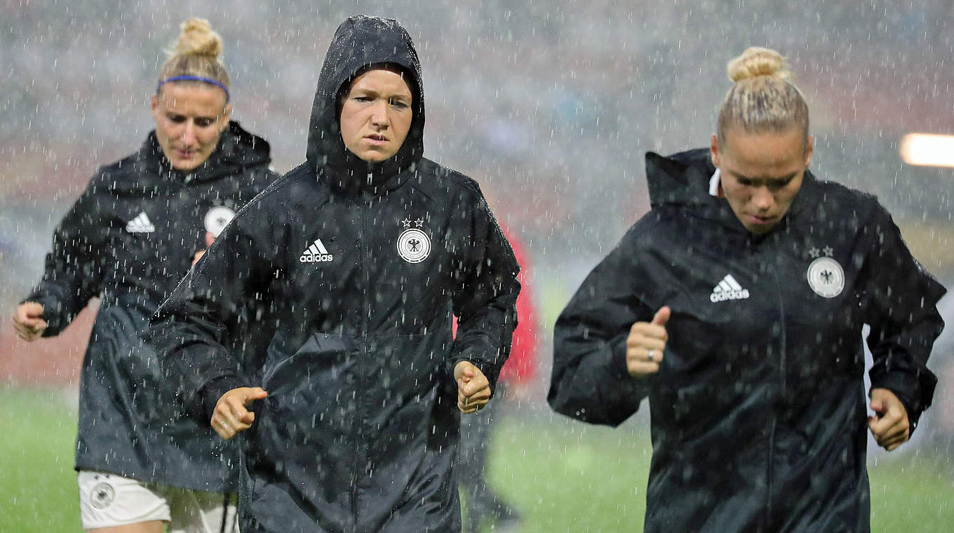 Warmmachen im Regenschauer: Die DFB-Frauen in Rotterdam © imago/foto2press