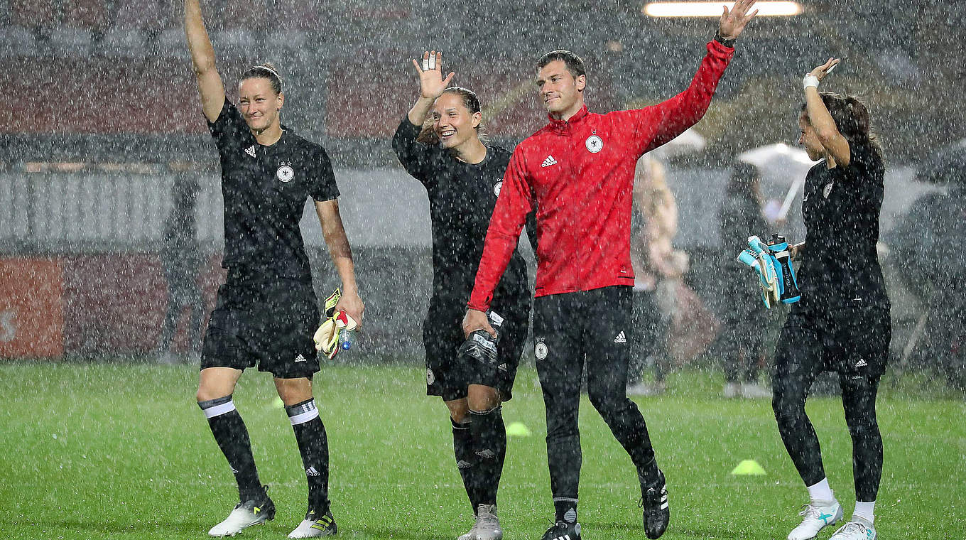 Gute Miene zum schlechten Wetter: die deutschen Torhüterinnen © imago/foto2press