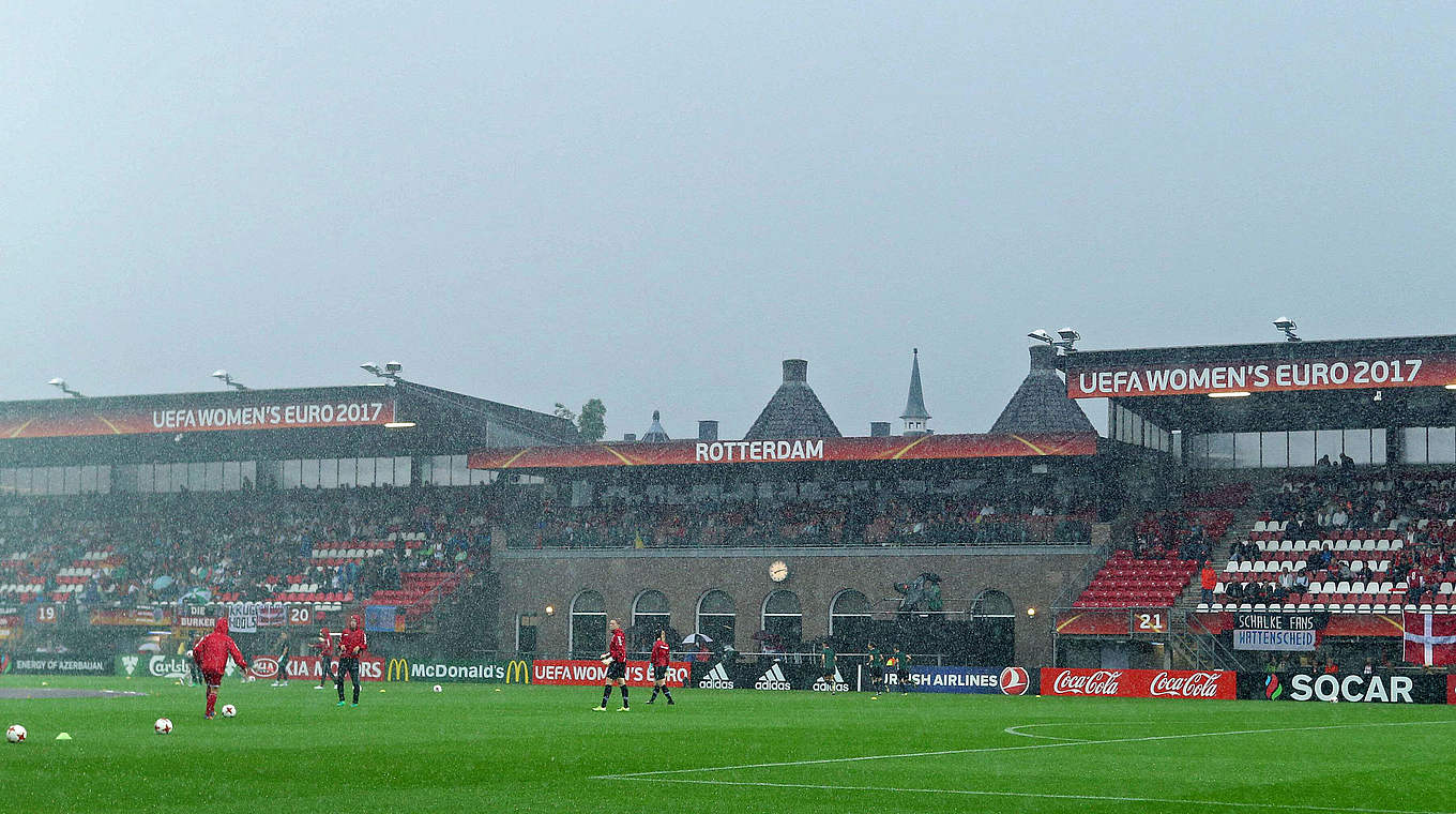 Es regnet Bindfäden: Das Sparta-Stadion "Het Kasteel" in Rotterdam © imago/Jan Huebner
