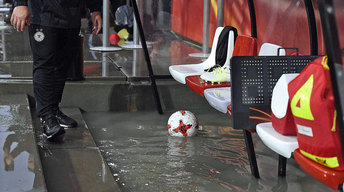 Wasserball statt Trainerjob: Die deutsche Bank steht unter Wasser © imago/Revierfoto