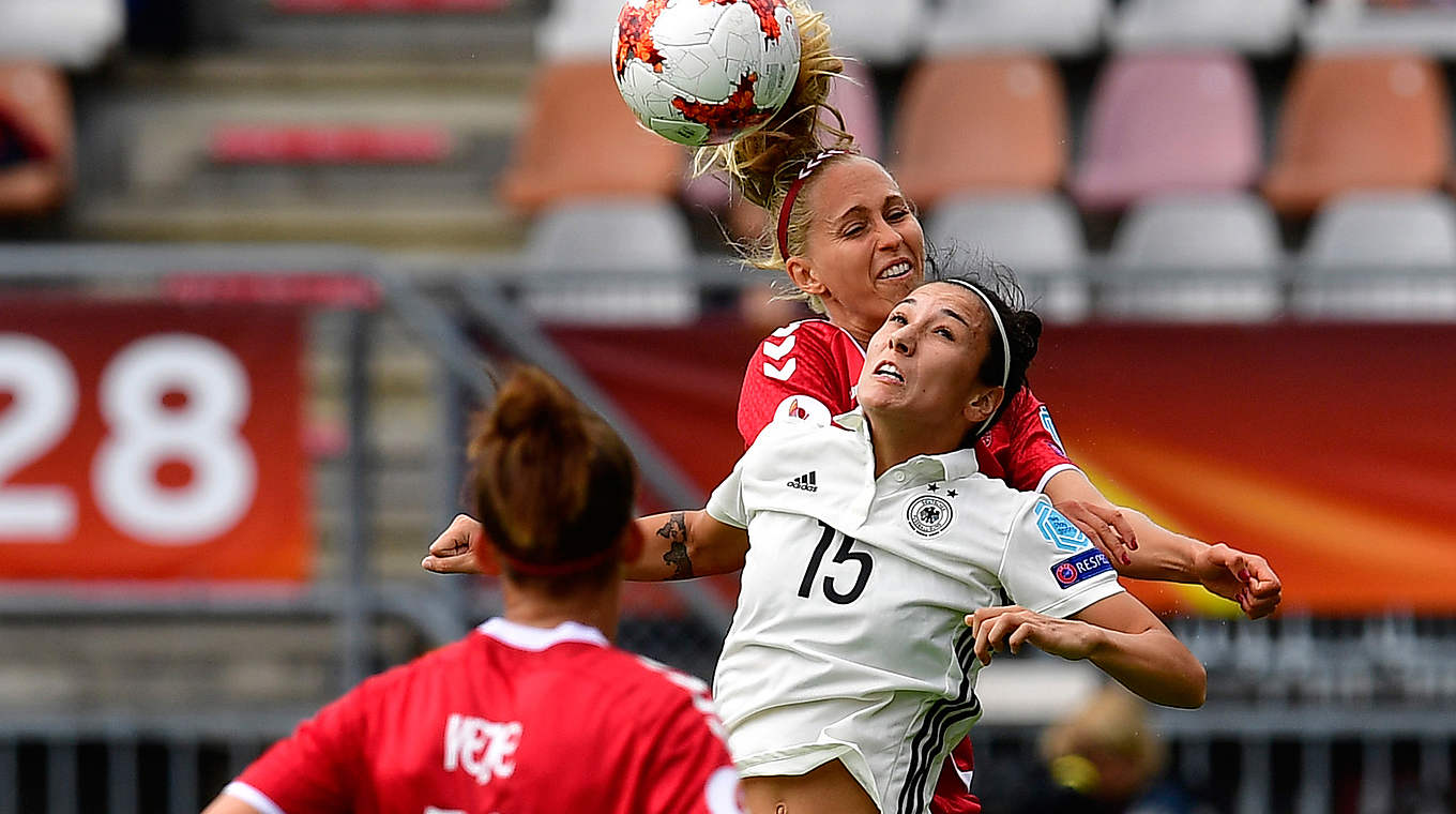 Klärt im Kopfballduell gegen Sara Doorsoun-Khajeh (r.): Dänemarks Line Roddik © Getty Images