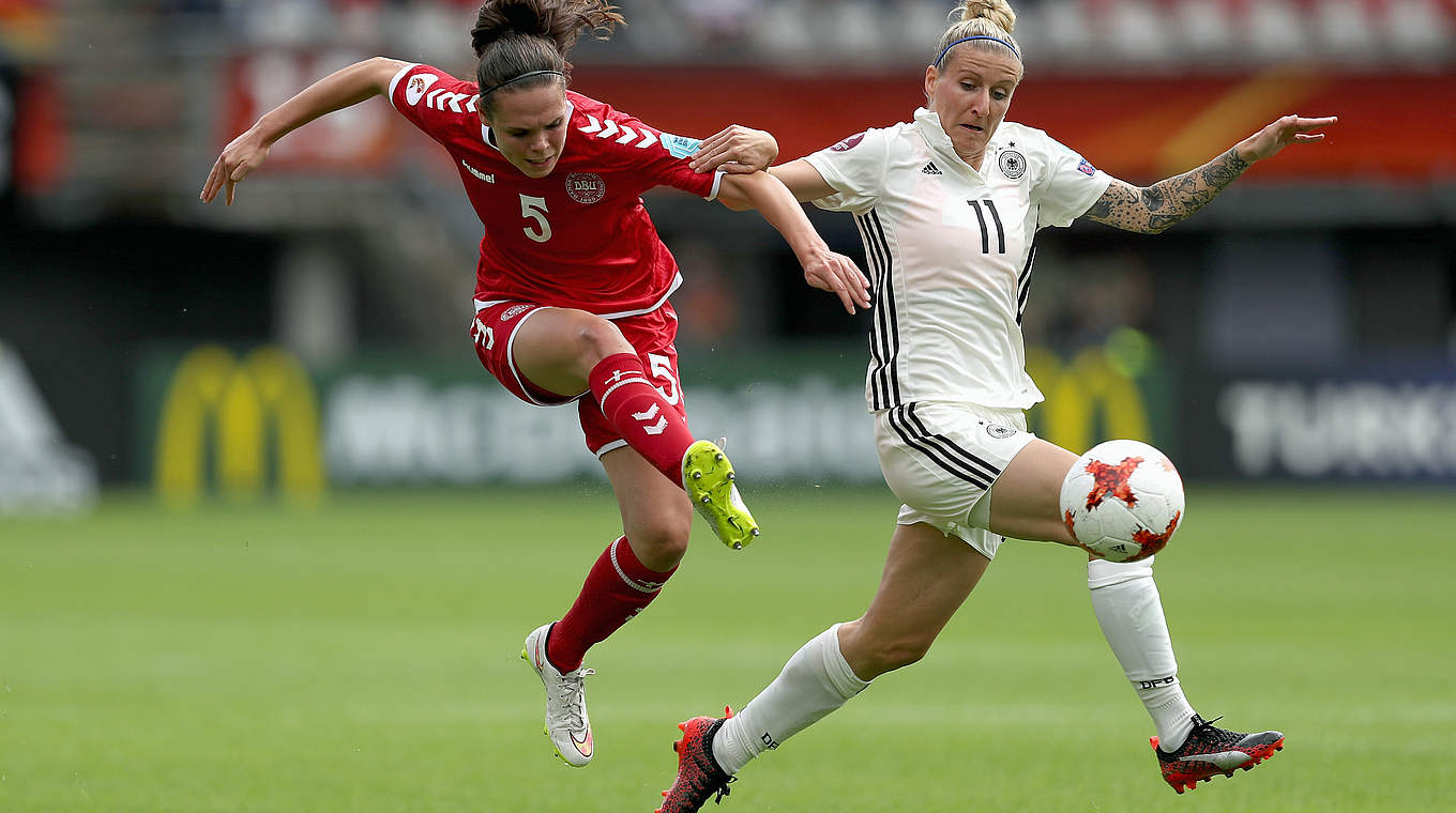 Im Duell mit Anja Mittag: Dänemarks Nationalspielerin Simone Boye Sörensen (l.) © 2017 Getty Images