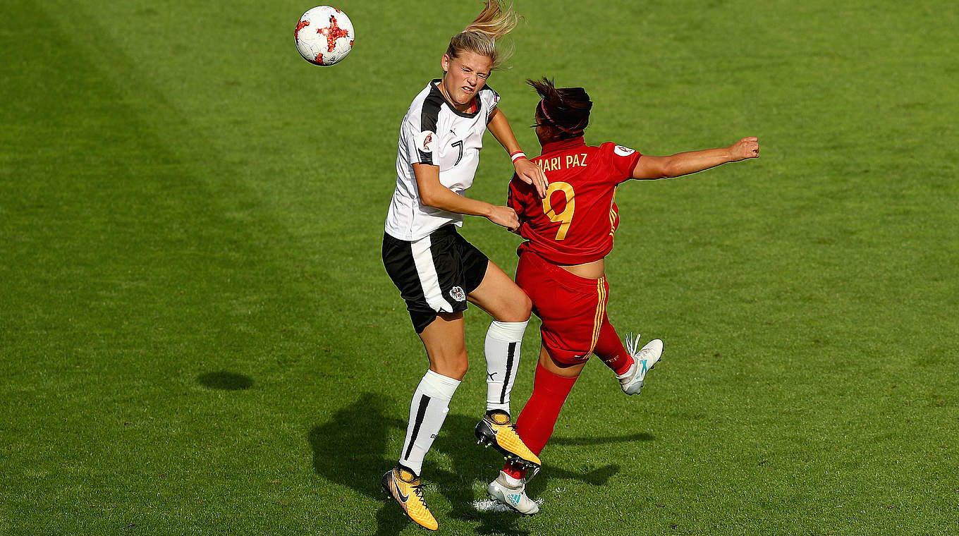 Kopfballduell: Österreichs Carina Wenninger (l.) gegen Maria Paz © 2017 Getty Images