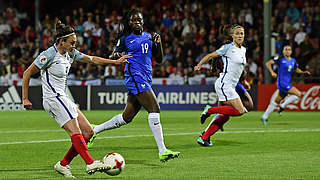 Entscheidender Moment: Englands Jodie Taylor (l.) erzielt den einzigen Treffer © AFP/Getty Images