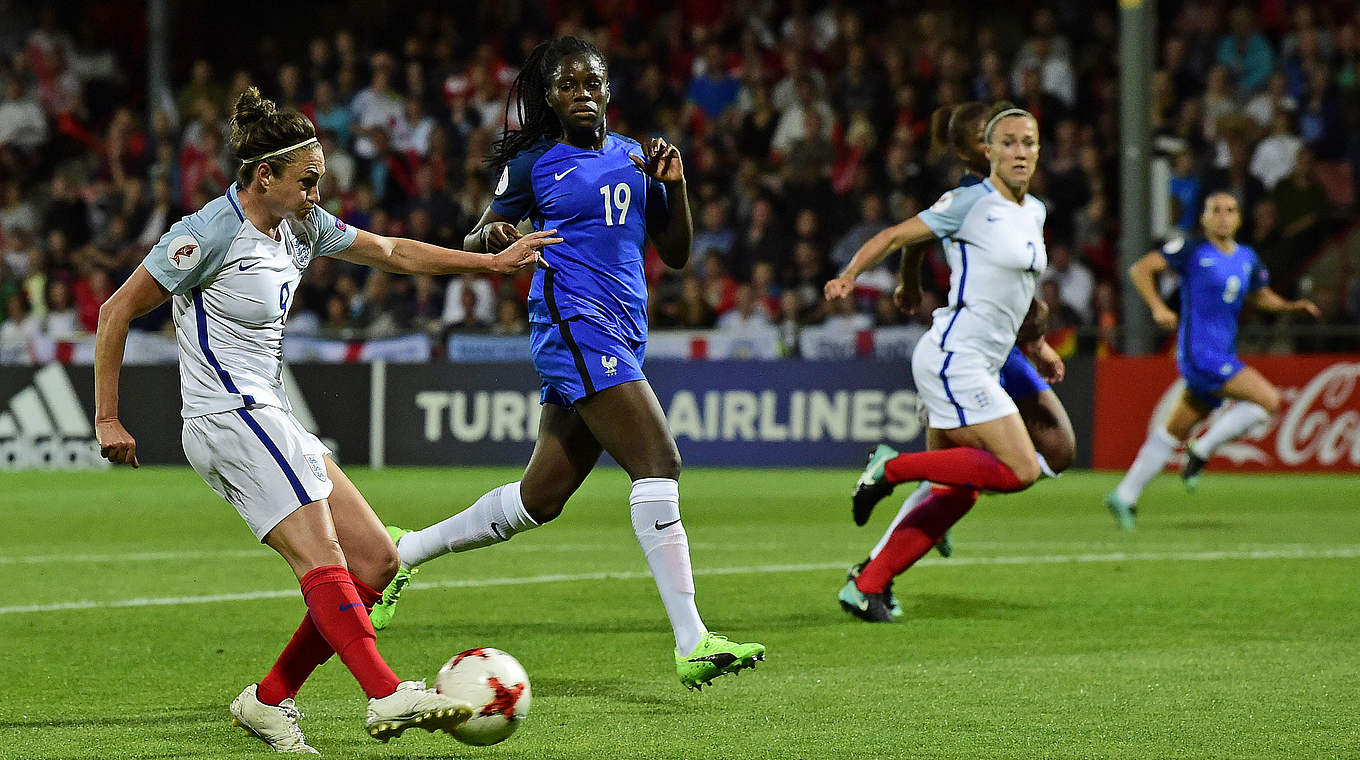 Entscheidender Moment: Englands Jodie Taylor (l.) erzielt den einzigen Treffer © AFP/Getty Images