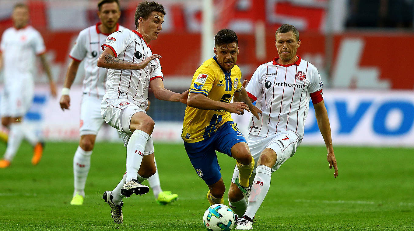 Zweikampf: Fortunas Marcel Sobottka (l.) und Oliver Fink (r.) gegen Mirko Boland © 2017 Getty Images