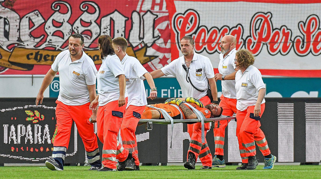 Halle-Keeper Schnitzler: "... dann lag ich in der Kabine und wurde behandelt" © imago/VIADATA