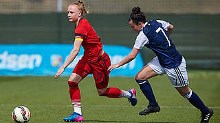 Torschützin im letzten Spiel gegen Schottland: Anna Gerhardt (l.) © imago/Pacific Press Agency