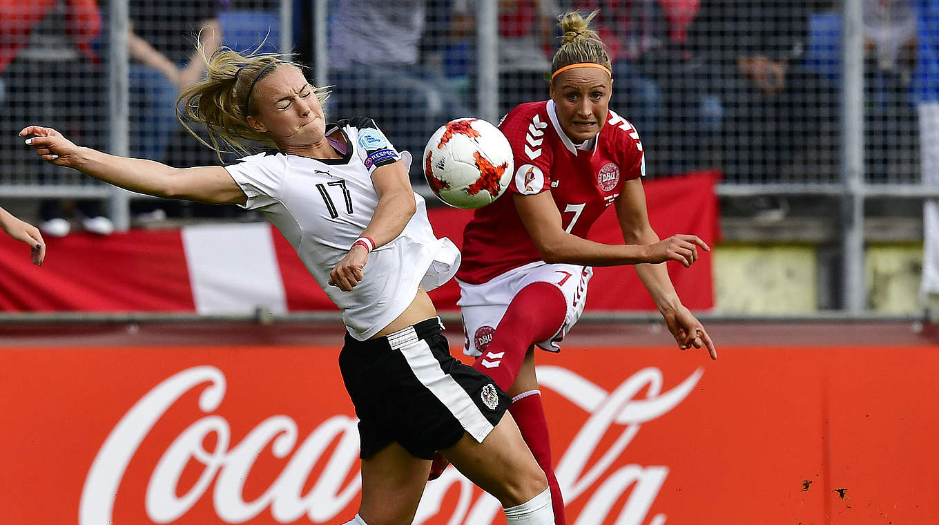 Duell um den Ball: Dänemarks Troelsgaard (l.) gegen Österreichs Puntigam © AFP/GettyImages