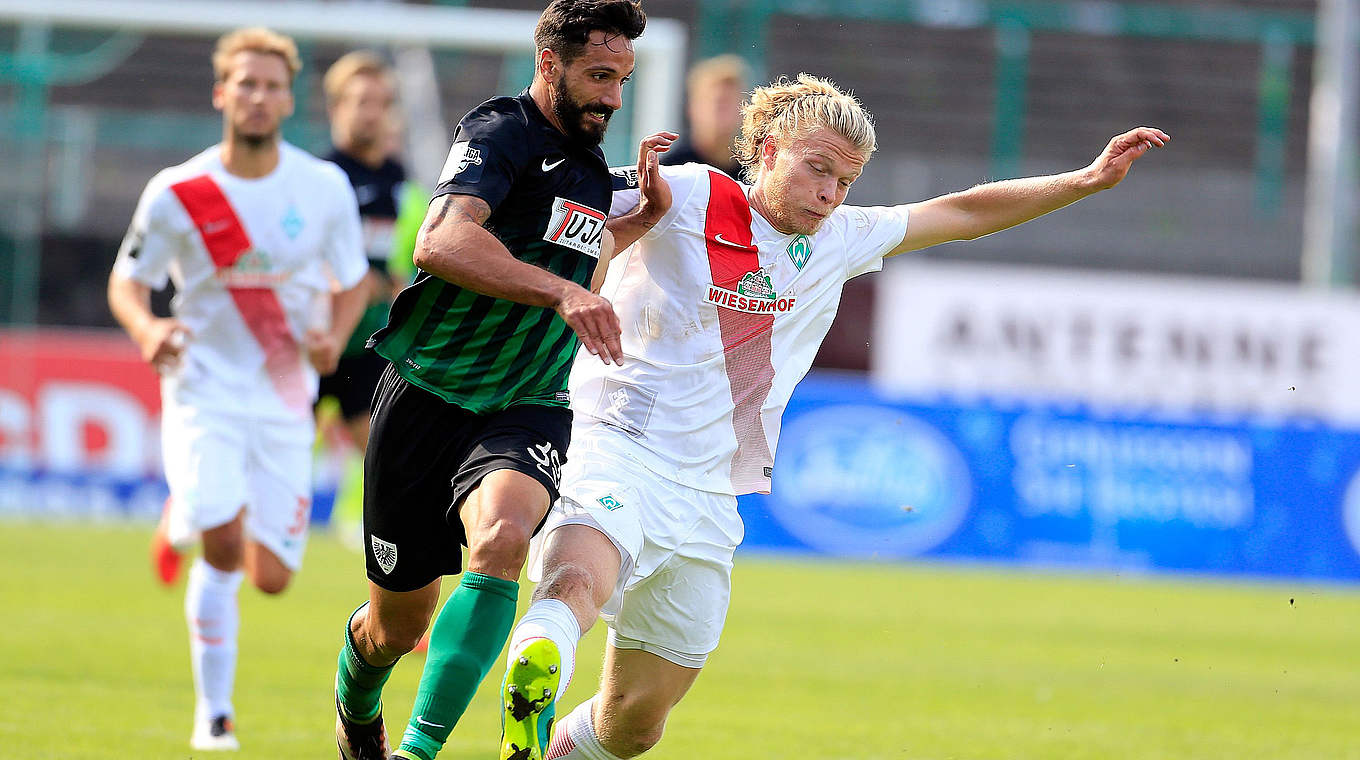 Kennen sich schon aus der Vorsaison: Münsters Grimaldi (l.) und Bremens Verlaat © 2016 Getty Images