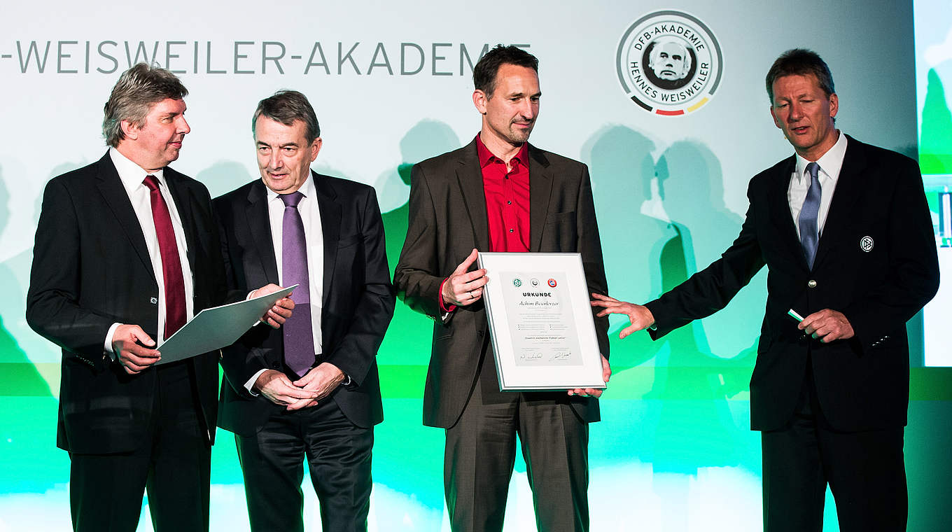Jahrgangsbester 2014: Beierlorzer (2.v.r.) bekommt das Diplom als Fußball-Lehrer © 2014 Getty Images
