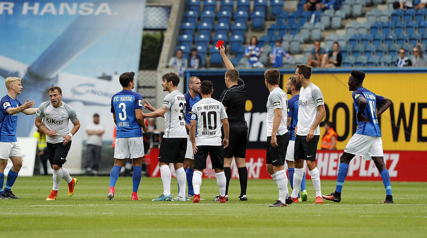 Bischoff (5.v.l.) sieht Rot - Rostock unterliegt Aufsteiger Meppen mit 1:2 © imago/Werner Scholz