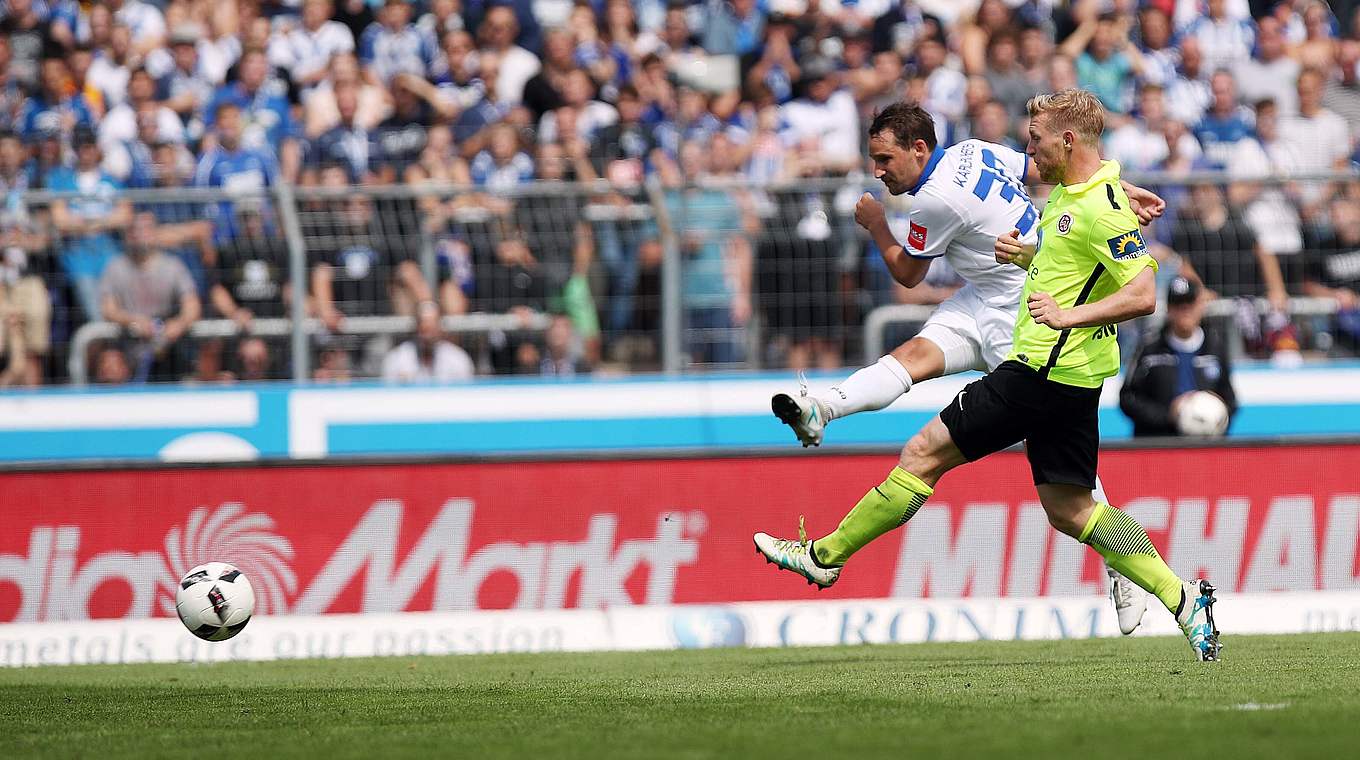 Führt den KSC zum ersten Saisonsieg: Fink (l.) trifft zum Ausgleich vs. Wehen Wiesbaden © imago/Sportfoto Rudel