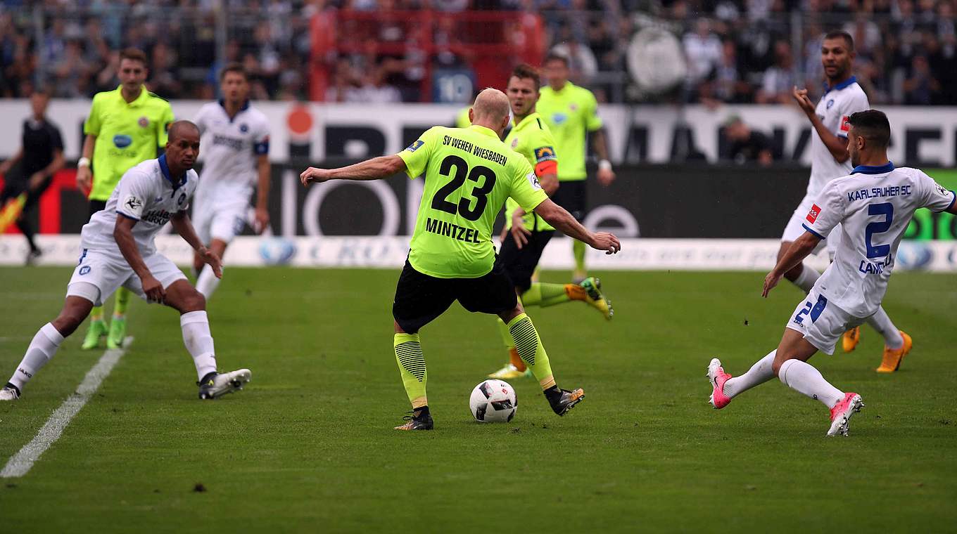 Die Führung in Karlsruhe - am Ende verlieren Wehen Wiesbaden und Alf Mintzel 1:2 © imago/Sportfoto Rudel