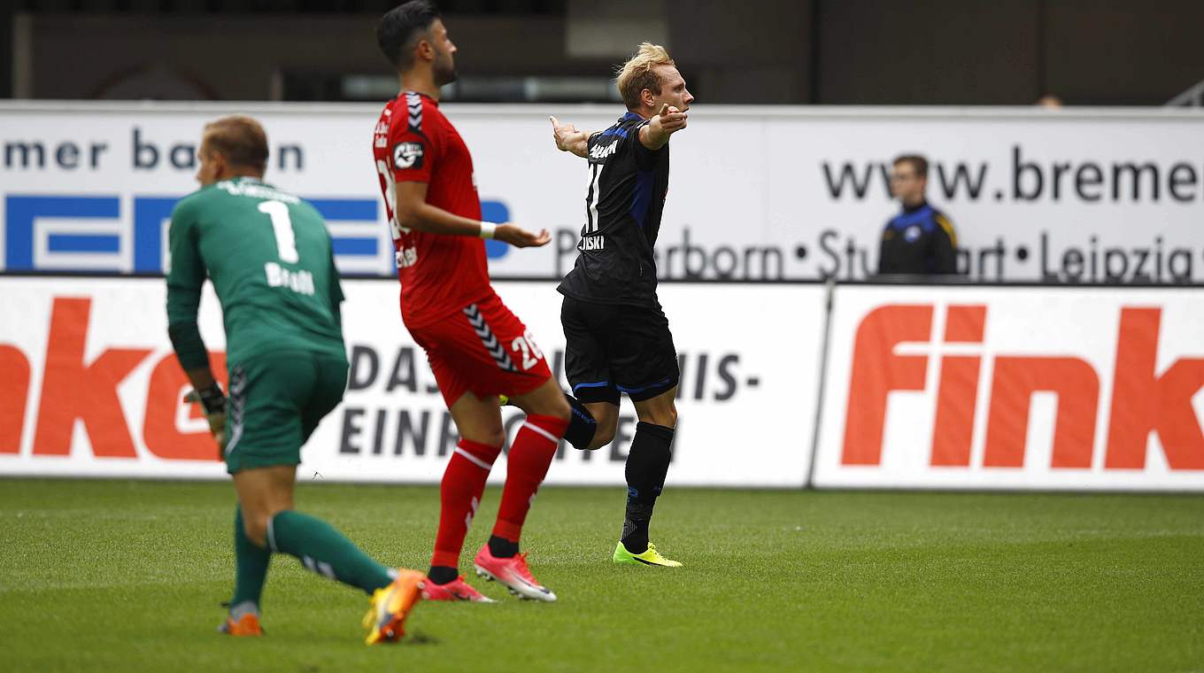 Feiert das zwischenzeitliche 2:0 gegen Großsaspach: Paderborns Ben Zolinski (r.) © 2017 Getty Images