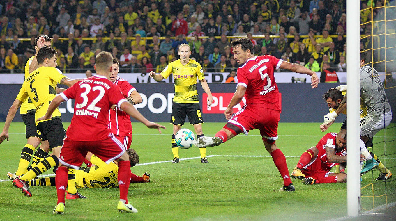Unfreiwillige Hackenvorlage: Hummels hilft mit beim 2:2 der Bayern gegen den BVB © imago/Eibner