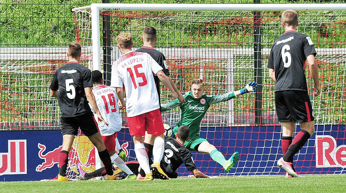 Führung für Leipzig: Nicolas Fontaine (2.v.l.) trifft im Pokalduell mit Eintracht Frankfurt © imago/opokupix