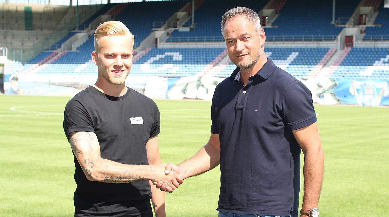 Einigung erzielt: Rostocks Neuzugang Hilßner (l.) und Sportvorstand Schneider © FC Hansa Rostock