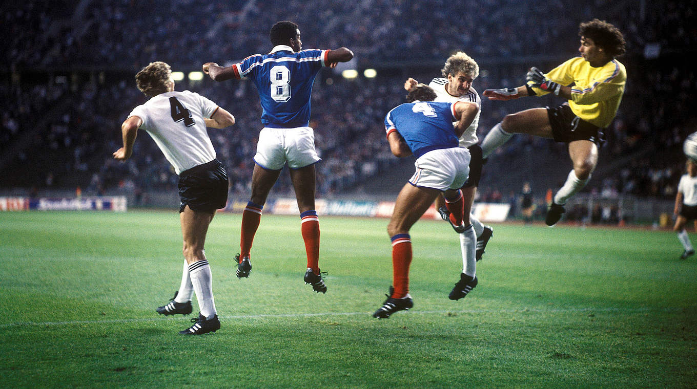 Matchwinner beim 2:1 gegen Frankreich: Völler (2.v.r.) erzielt 1987 in Berlin beide Tore © imago/Pressefoto Baumann