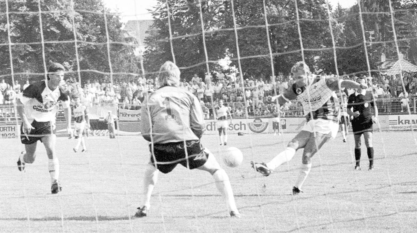 Fürther Pokalhelden: 1990 besiegen die Amateure Erstligist Borussia Dortmund mit 3:1 © imago/WEREK