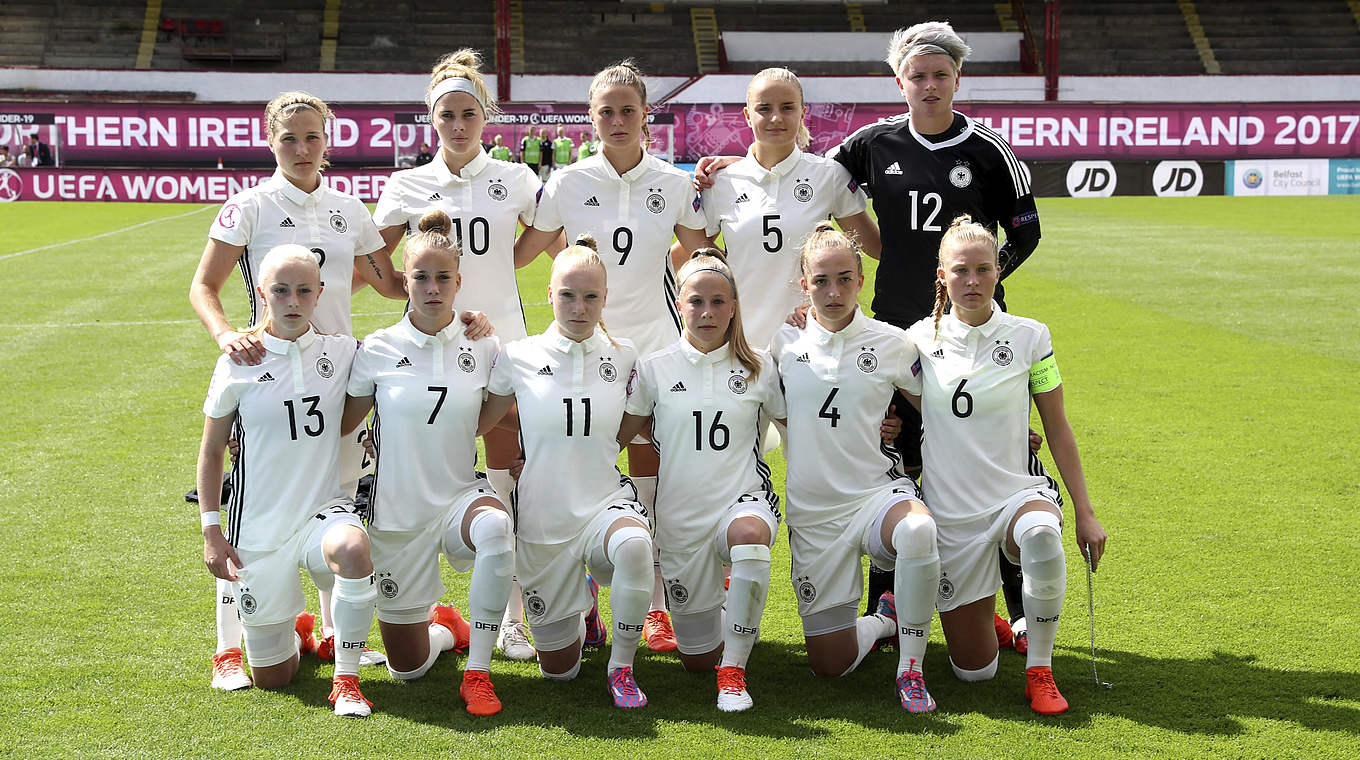 Klara Bühl (o. Reihe, 3.v.l) ist die einzige Neue in der Startelf im Vergleich zum 3:0 gegen Schottland  © ©SPORTSFILE