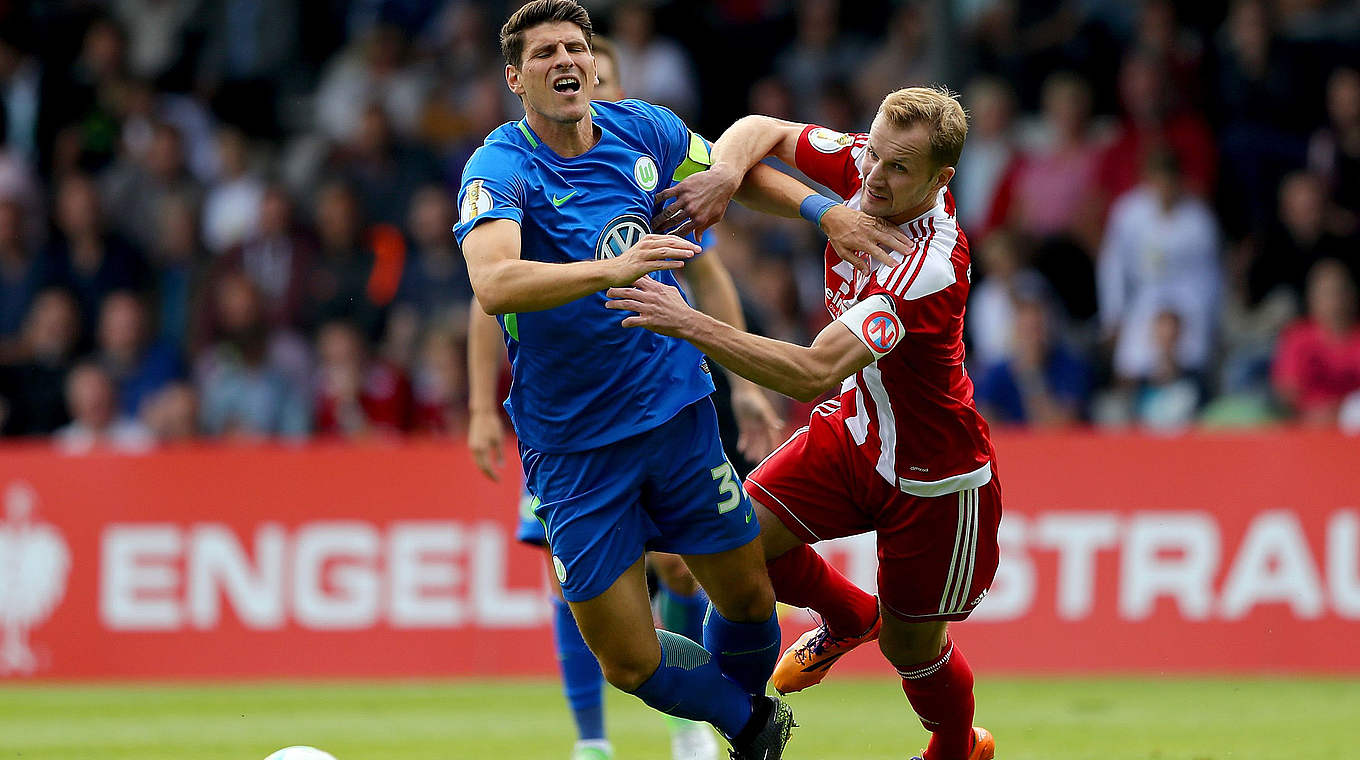 Stopped by Norderstedter's Mandic: Wolfsburg's Germany international Mario Gomez © 2017 Bongarts/Getty Images