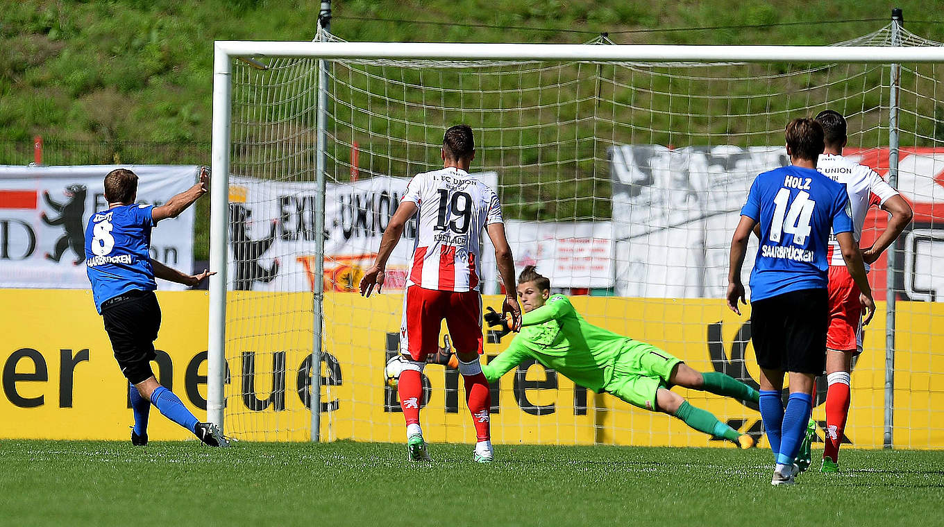 Union Berlin's penalty saving king: Daniel Mesenhöler prevents Saarbrücke © imago/Jan Huebner