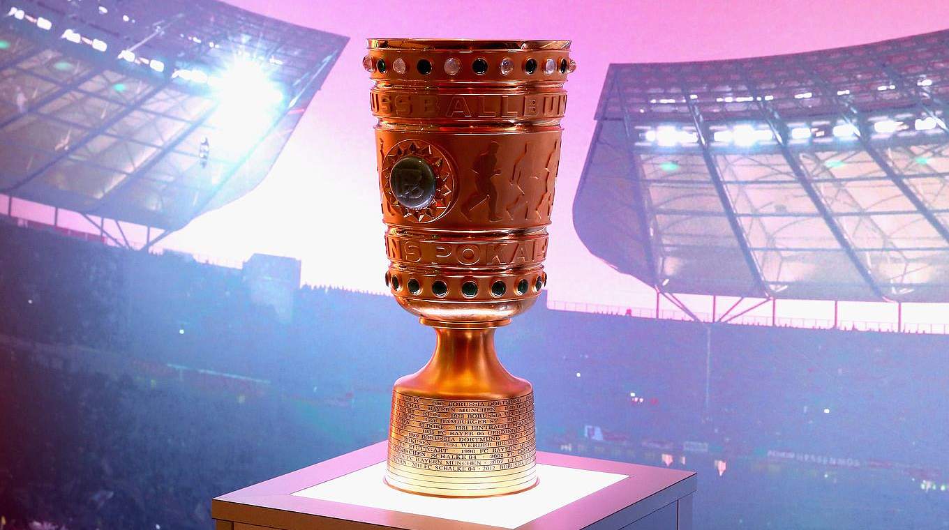 Weiter mit 64 Teams in der 1. Hauptrunde: Der DFB-Pokal  © 2016 Getty Images