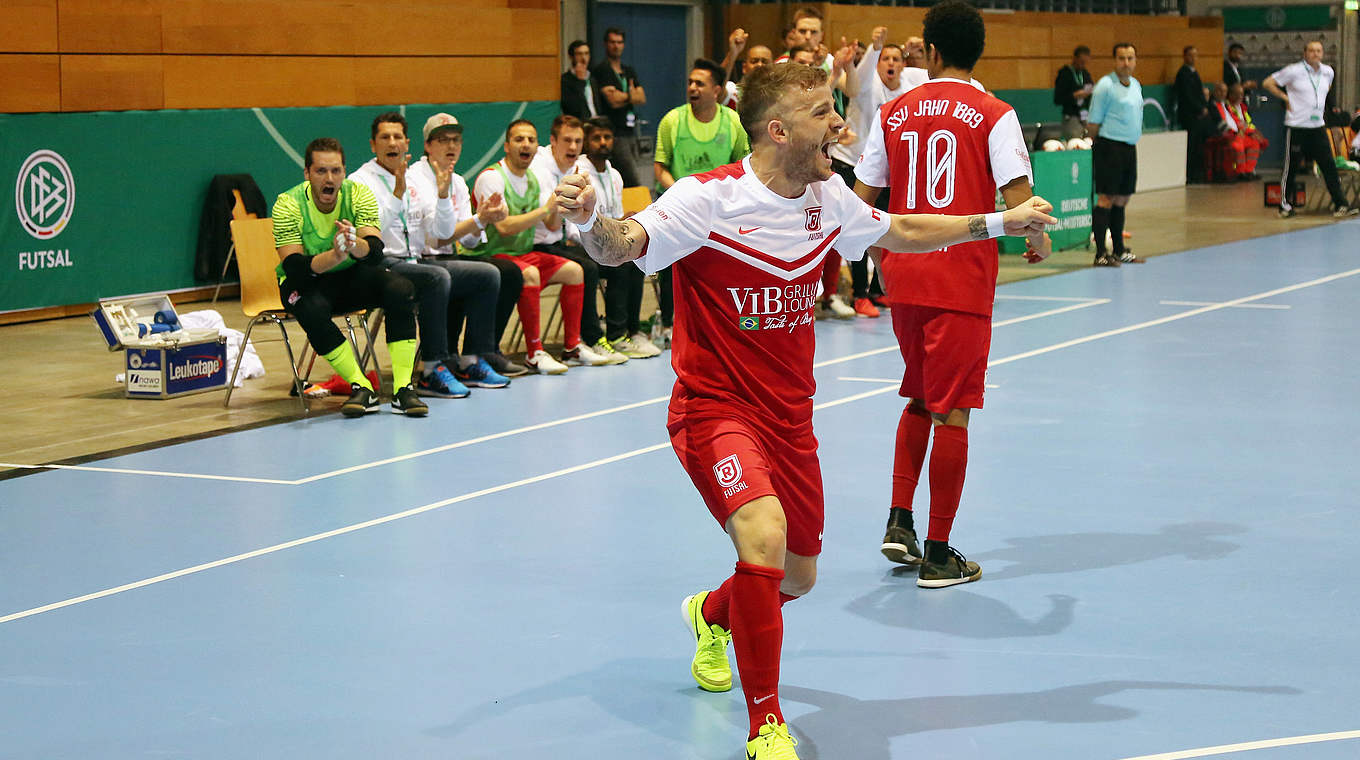 Möchte Bayern-Neuzugang James für den Futsal begeistern: Lucas Kruel (Vordergrund) © 2017 Getty Images