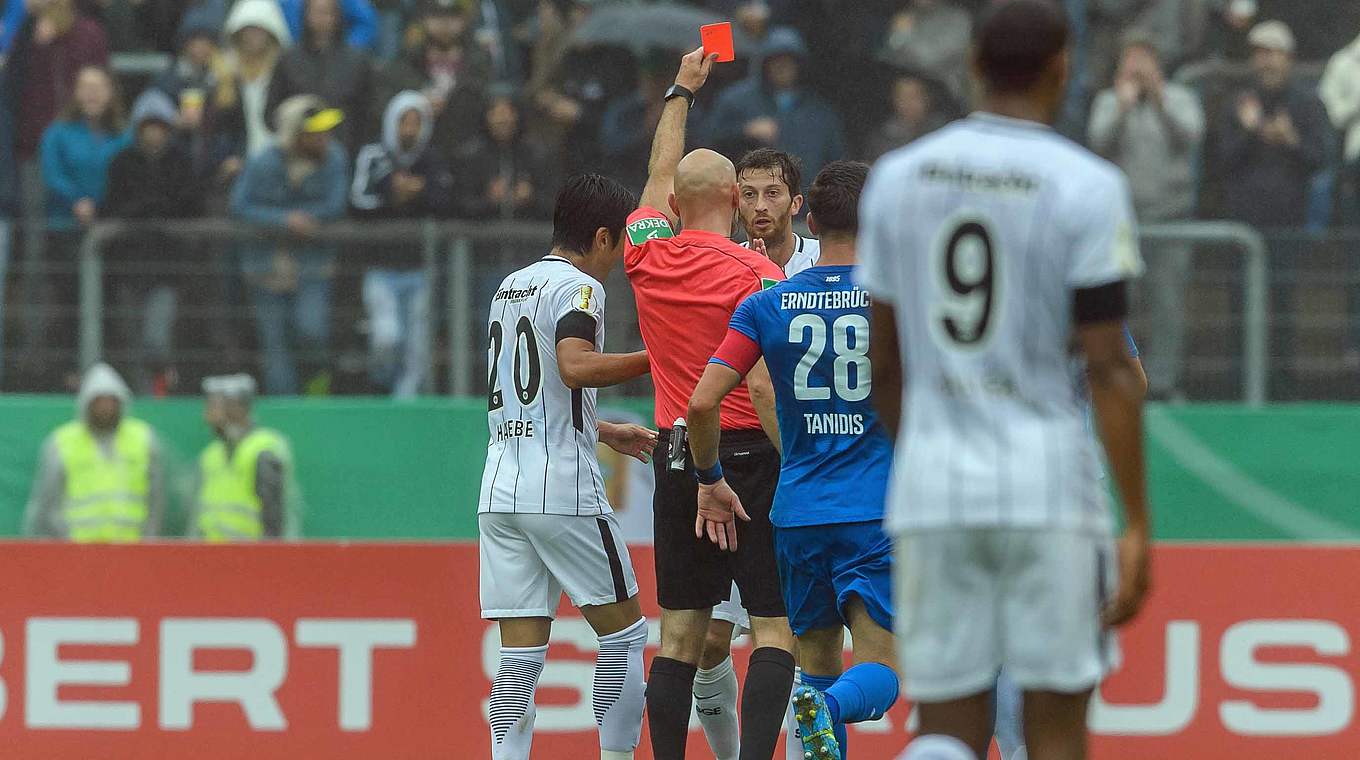 Für seine nächsten beiden Pokalspiele gesperrt: Frankfurts David Abraham (hinten) © 2017 Bongarts/Getty Images