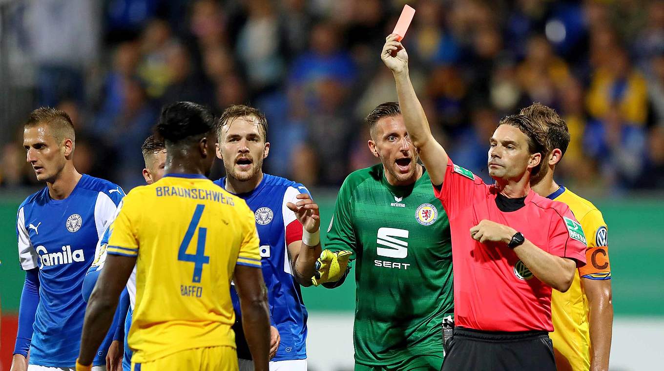 Für das nächste für ihn anstehende Pokalspiel gesperrt: Braunschweigs Baffo (2.v.l.) © 2017 Bongarts/Getty Images