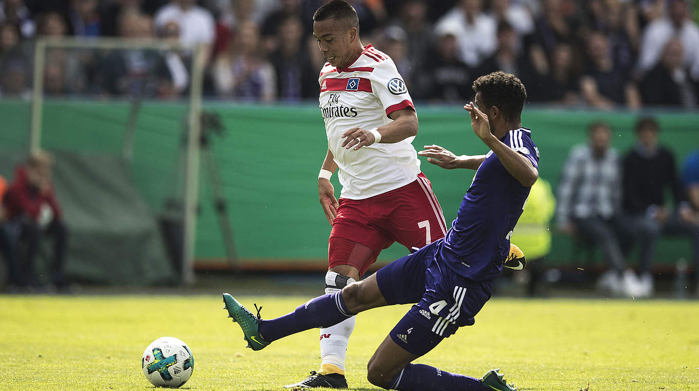 Bremst Hamburgs Bobby Wood regelwidrig: Osnabrücks Marcel Appiah (r.) © 2017 Bongarts/Getty Images