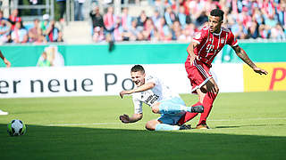 CFC-Profi Frahn (l.) gegen Bayern-Star Tolisso: 