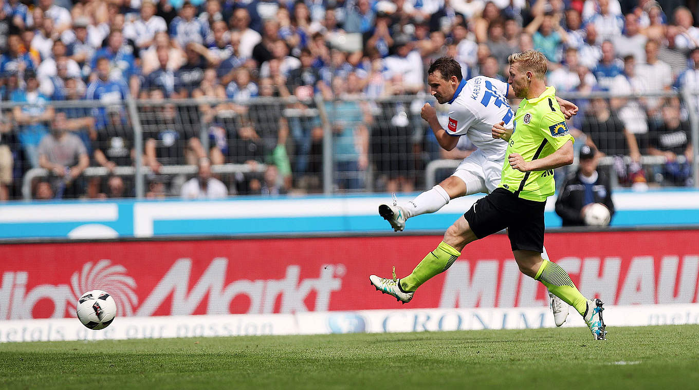 Traumtor gegen Wehen Wiesbaden: Fink (l.) trifft per Volleyabnahme zum Ausgleich © imago/Sportfoto Rudel