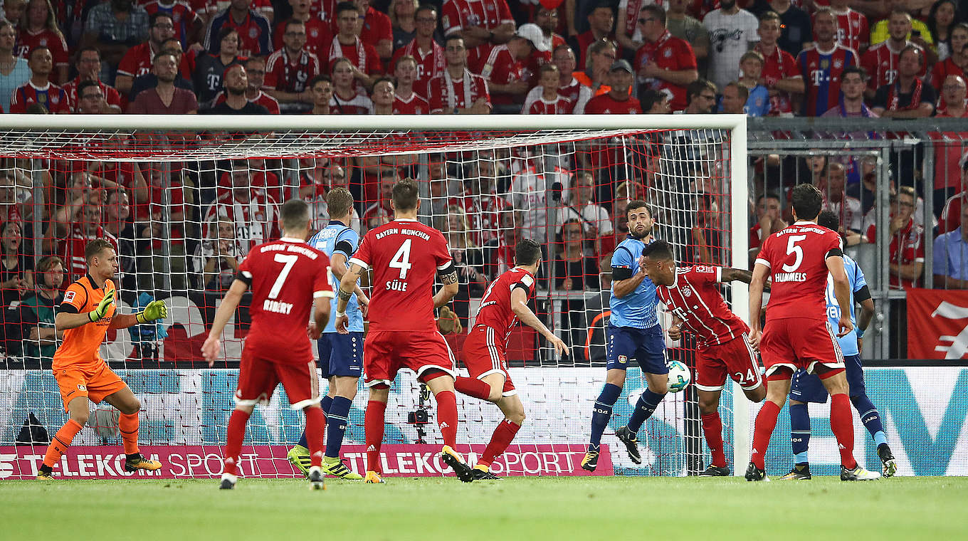 Schnell geschaltet: Corentin Tolisso (2.v.r.) nickt zum 2:0 der Bayern ein © 2017 Getty Images