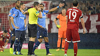 Referee Tobias Stieler communicating with his video assistant referee © imago/Michael Weber