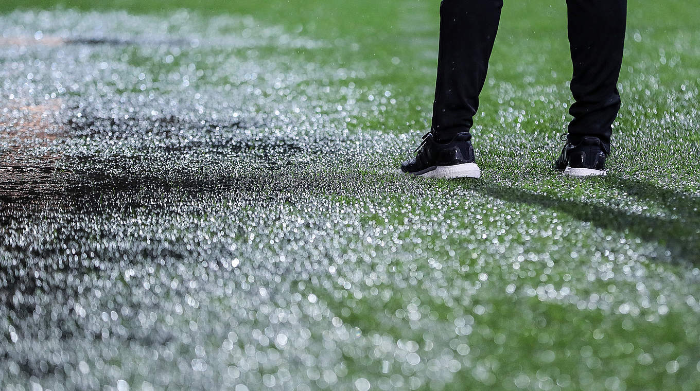 Abbruch: Schweres Unwetter beendet Spiel in Memmingen beim Stand von 0:0 © 2017 Getty Images