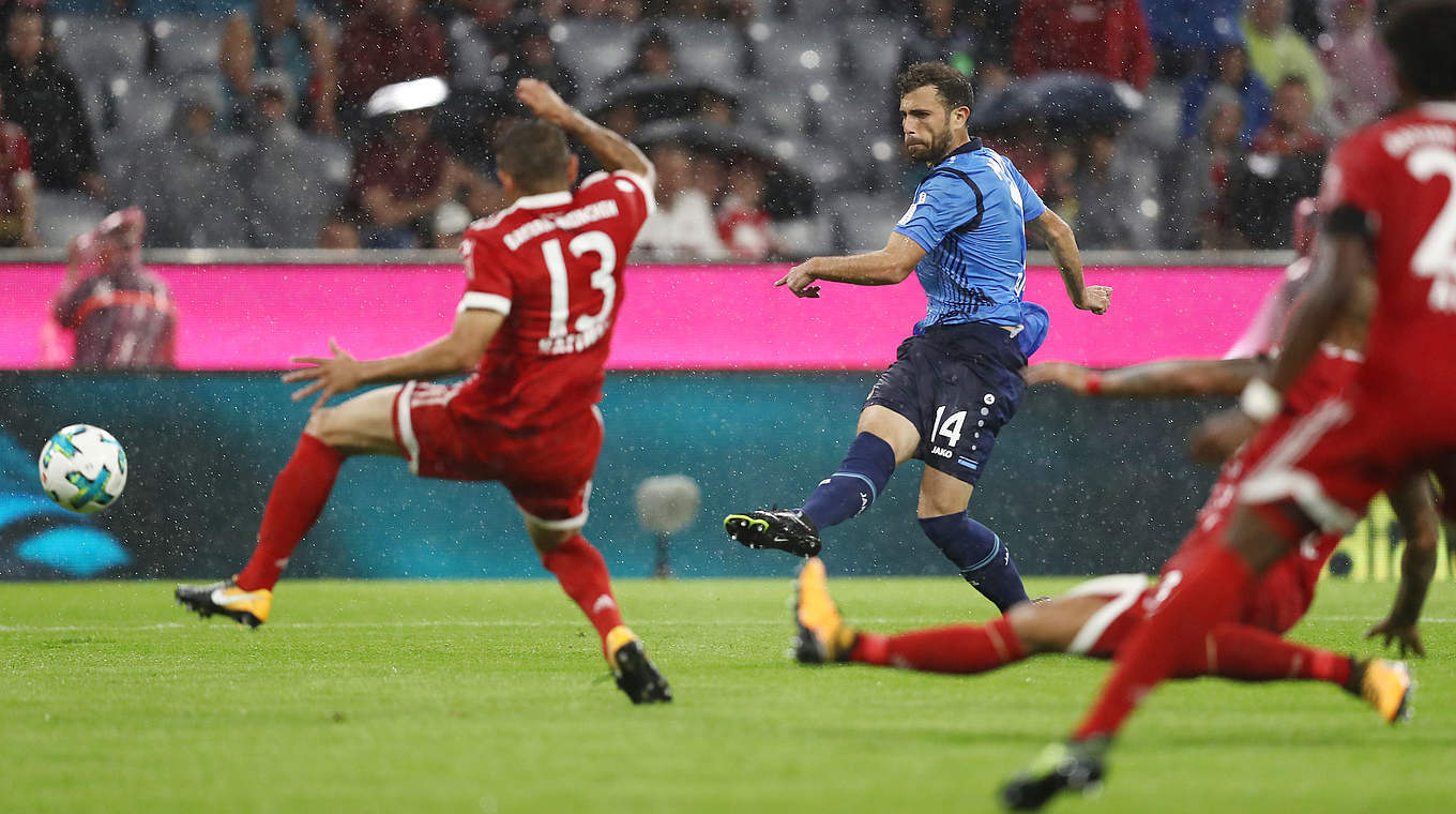 Nutzt eine der vielen Leverkusener Chancen: Admir Mehmedi (2.v.l.) © 2017 Getty Images