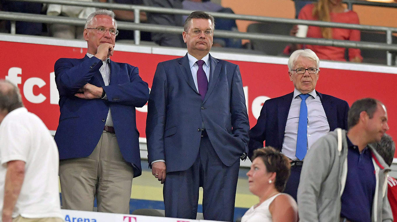 Zu Gast: Grindel mit Bayerns Innenminister Herrmann (l.) und DFL-Präsident Rauball (r.) © imago/MIS